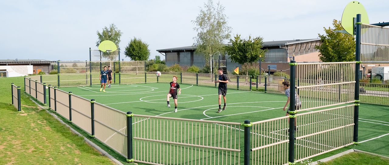 Vue panoramique d'un terrain de sport vibrant avec des joueurs en action